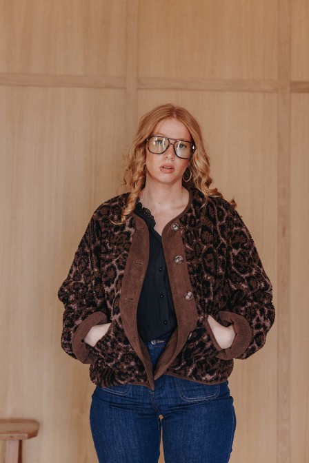 Femme avec une veste.