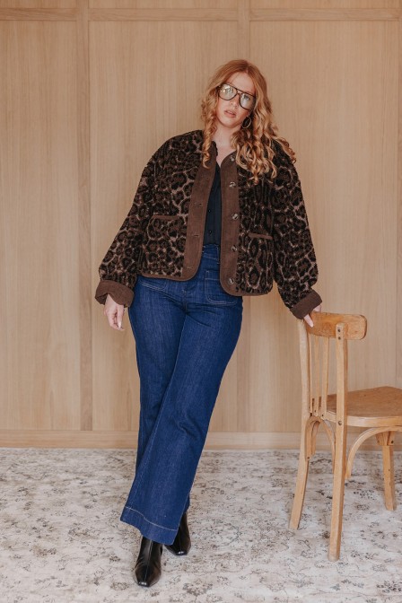 Femme avec une veste.