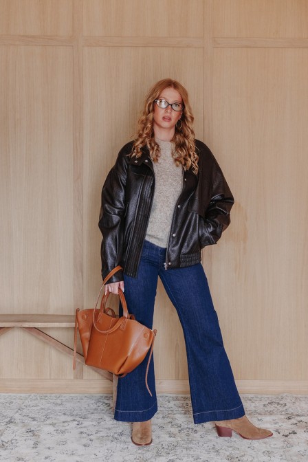 Femme avec une veste.