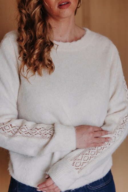 Zoom sur le pull porté. Zoom sur le pull porté.