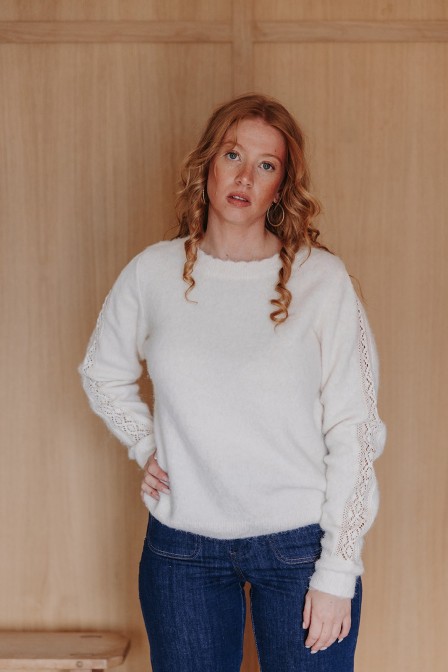 Zoom sur le pull porté. Zoom sur le pull porté.