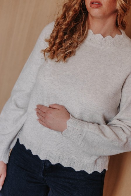 Femme avec un pull. Femme avec un pull.