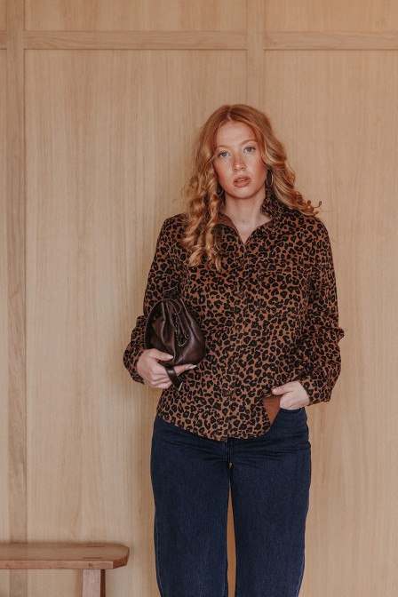 Femme avec une surchemise léopard. Femme avec une surchemise léopard.
