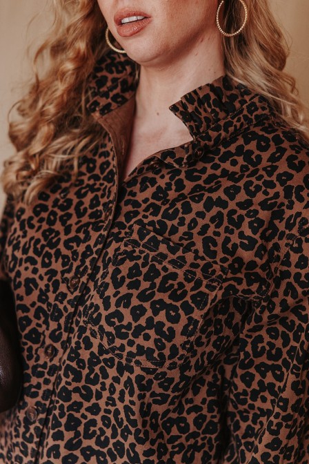 Femme avec une surchemise léopard. Femme avec une surchemise léopard.