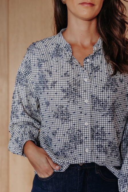 Femme avec une blouse imprimée. Femme avec une blouse imprimée.
