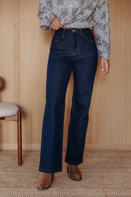 Femme avec un jean. Femme avec un jean.