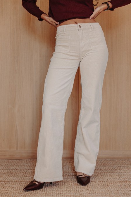 Femme avec un pantalon.