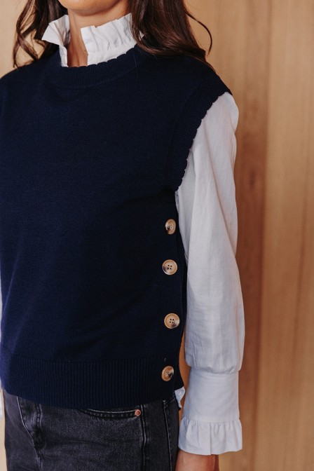 Zoom sur le pull porté. Zoom sur le pull porté.