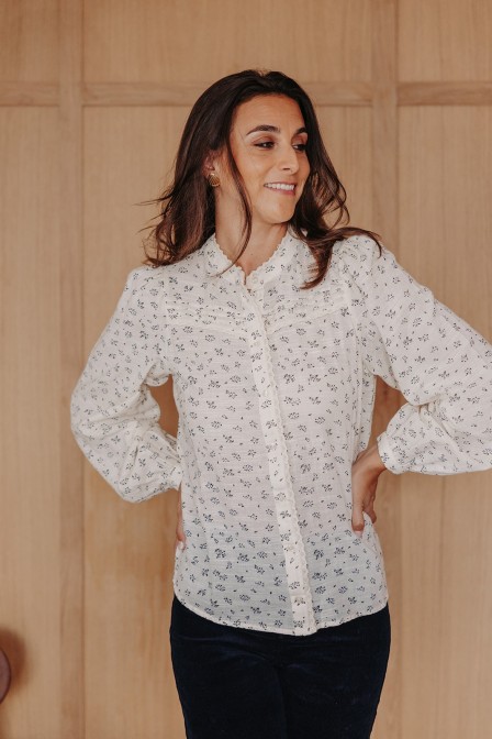 Femme avec une blouse. Femme avec une blouse.