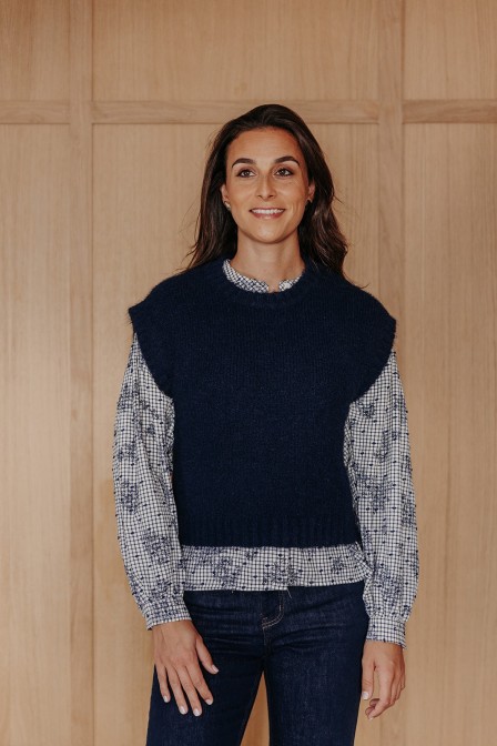 Femme avec un pull sans manches. Femme avec un pull sans manches.