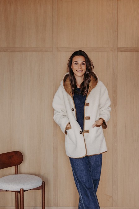 Femme avec une veste réversible. Femme avec une veste réversible.