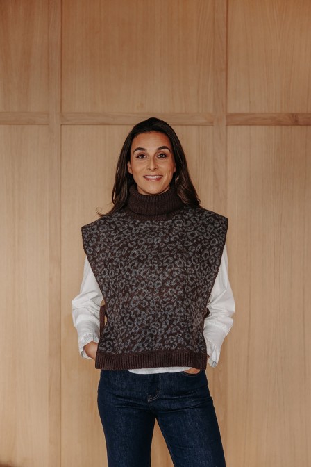 Femme avec un pull. Femme avec un pull.