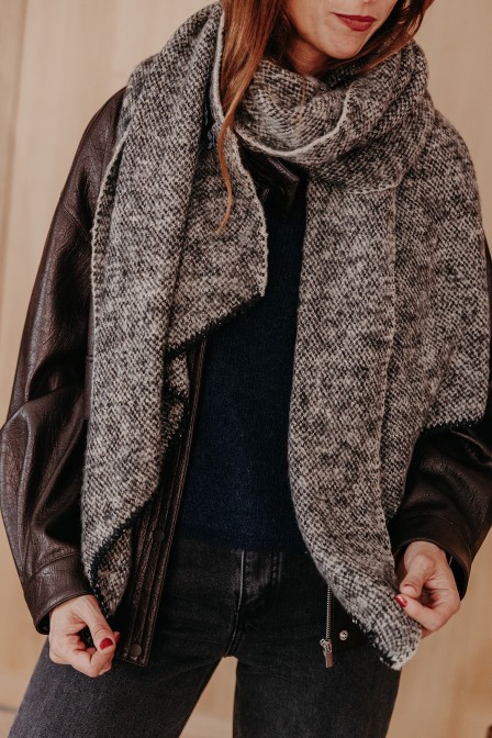 Femme avec une écharpe. Femme avec une écharpe.