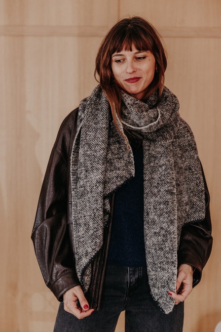 Femme avec une écharpe. Femme avec une écharpe.