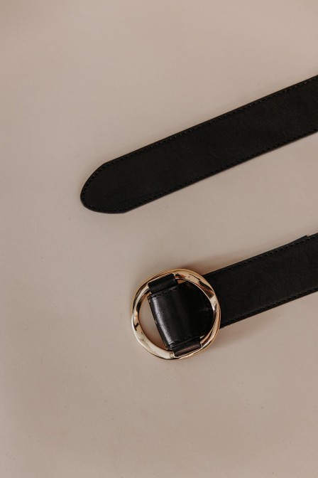 Zoom sur la ceinture posée. Zoom sur la ceinture posée.