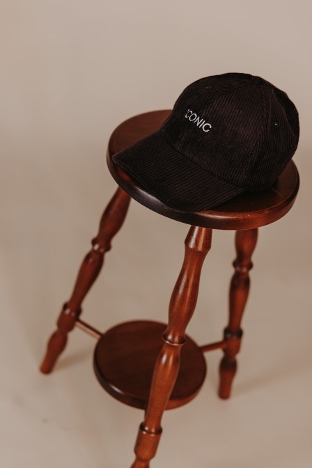 Femme avec une casquette choco.