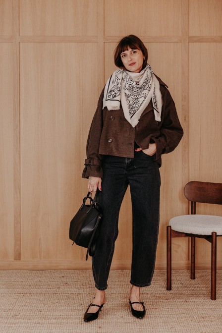 Zoom sur le foulard porté.