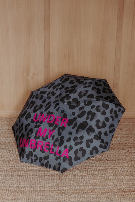 Zoom sur le parapluie posé.