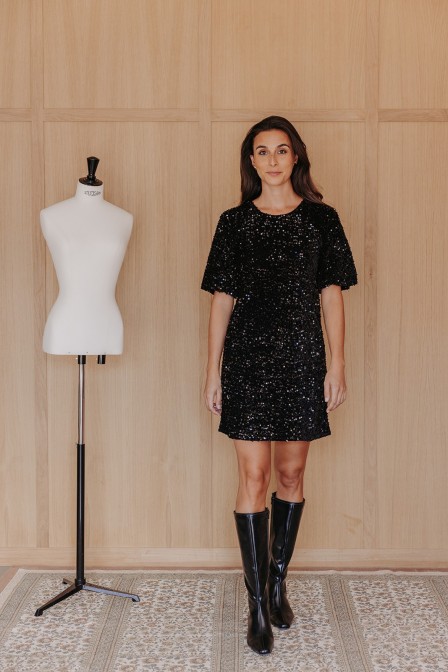 Femme avec une robe noire. Femme avec une robe noire.