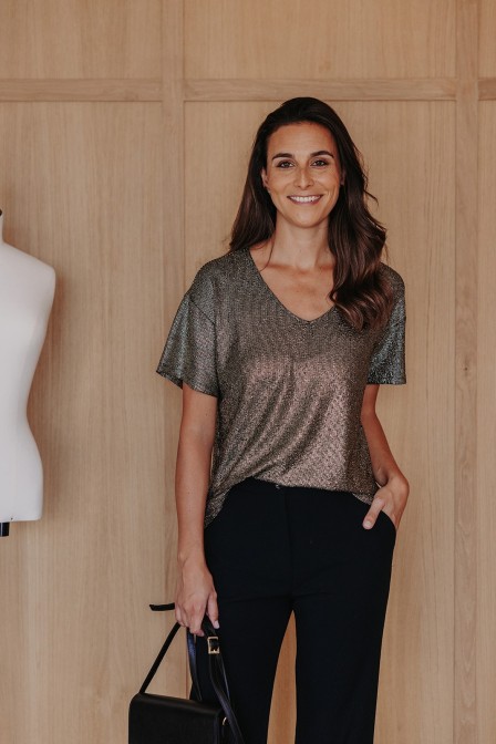 Femme avec un top. Femme avec un top.