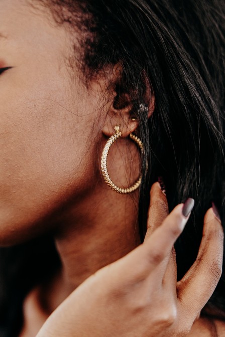 Boucles d'oreilles sur une table. Boucles d'oreilles sur une table.
