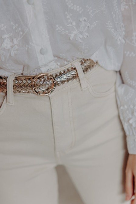 Ceinture sur une chaise. Ceinture sur une chaise.